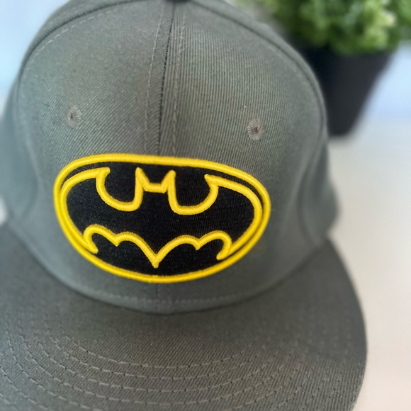 Batman DC Comics Gray Lightweight Stretch Fit Cap Superhero Hat Gray Mens Unisex - Picture 5 of 6